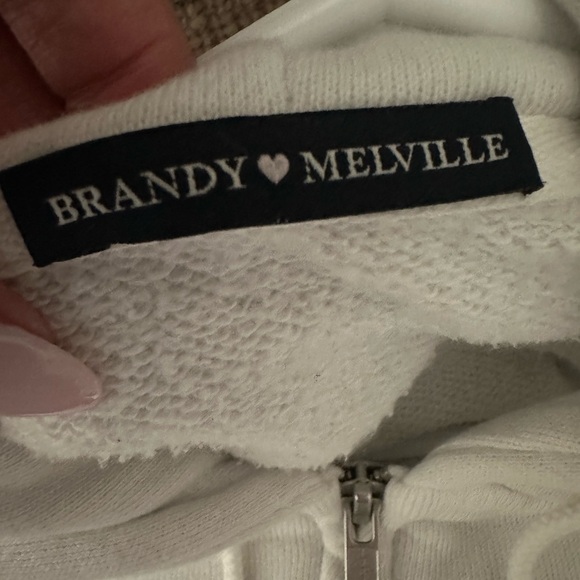 Brandy Melville  flattering cropped white hoodie - Picture 3 of 5